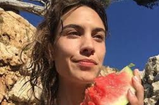 彻底社死 ！女生白嫖外卖海外播放量超2000万 长相斯文清秀 已被停职